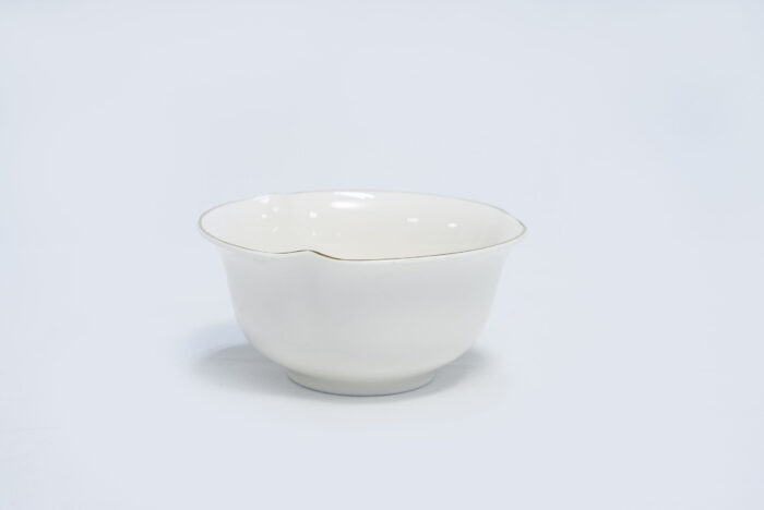 4.5 inch porcelain bowl - وعاء 4.5 بوصة بخط ذهبي