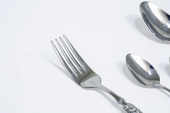 84-piece cutlery set - طقم أدوات مائدة من 84 قطعة