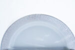 white plastic plates - أطباق دائرية بيضاء بلاستيكية