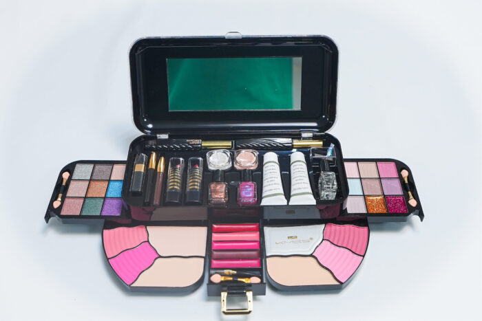 KMES C-1058 makeup set - طقم مكياج KMES C-1058