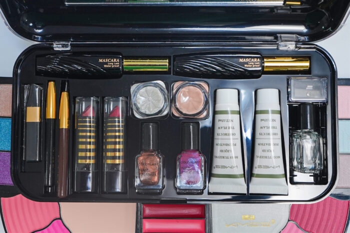 KMES C-1058 makeup set - طقم مكياج KMES C-1058