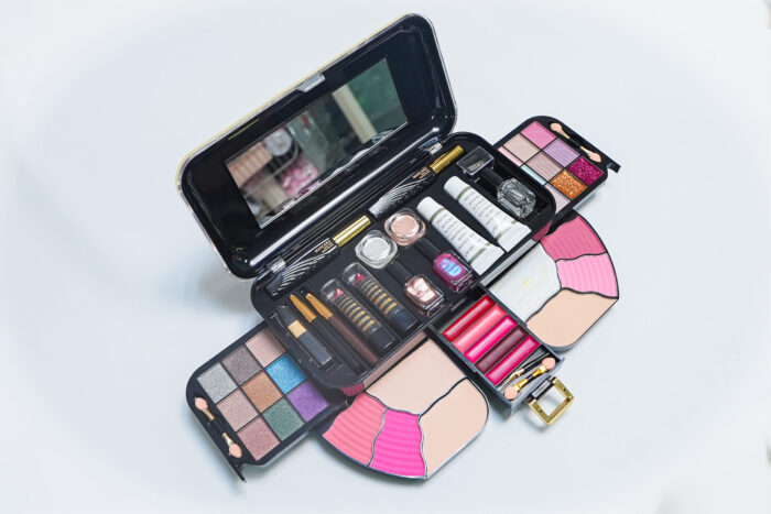 KMES C-1058 makeup set - طقم مكياج KMES C-1058