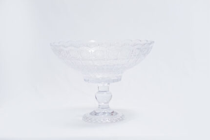 crystal bowl with base - وعاء مع قاعدة