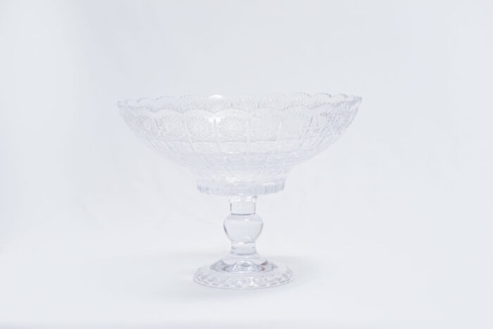 crystal bowl with base - وعاء مع قاعدة