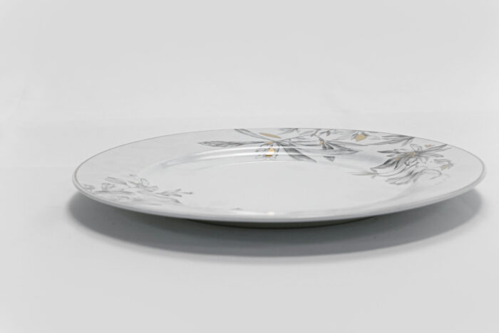 10.5 inch ceramic dinner plate - طبق عشاء سيراميك أنيق بحجم 10.5 بوصة – تصميم أبيض كلاسيكي