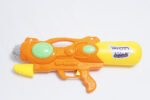colorful plastic water gun - مسدس ماء بلاستيكي ملون