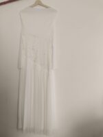 white flowing dress - فستان أبيض بتصميم ناعم ومتدفق