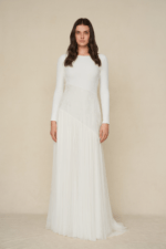 white flowing dress - فستان أبيض بتصميم ناعم ومتدفق
