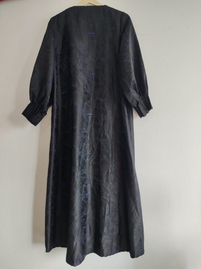 modern black and blue abaya - عباءة سوداء وزرقاء بتصميم حديث وعصري