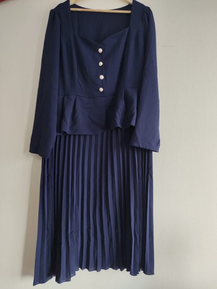 blue two-piece set - طقم متناسق باللون الأزرق أو الأزرق الداكن